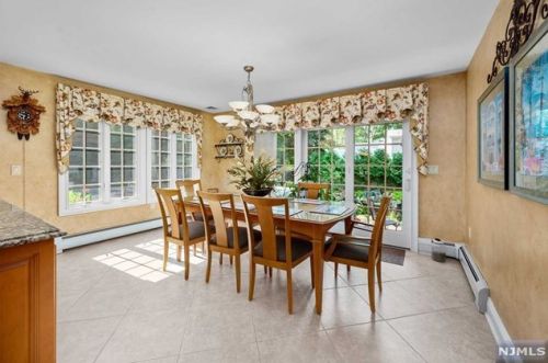 30 Oak Dr, Upper Saddle River NJ  07458-2132 exterior