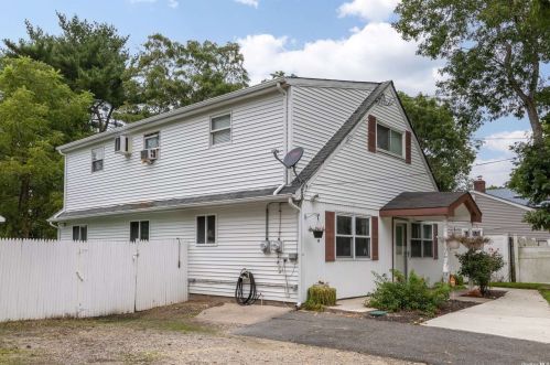 160 24th St, Wheatley Heights, NY 11798-2126
