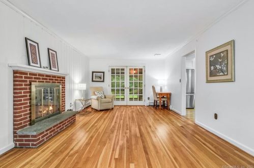 53 Hunting Ln, Stamford, CT 06902-1102
