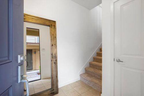 872 8th St, San Jose, CA 95112-3155