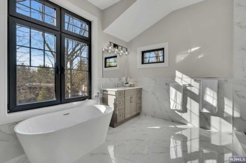 39 Pinehill Dr, Upper Saddle River NJ  07458-1927 exterior