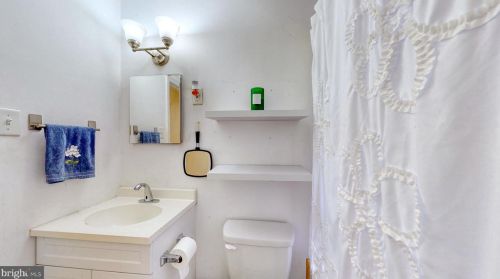 301 Sheridan Dr, New Castle DE  19720-2144 exterior