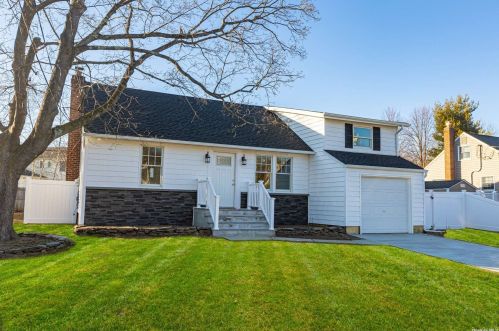 151 Reynolds Rd, West Islip NY  11795-2916 exterior