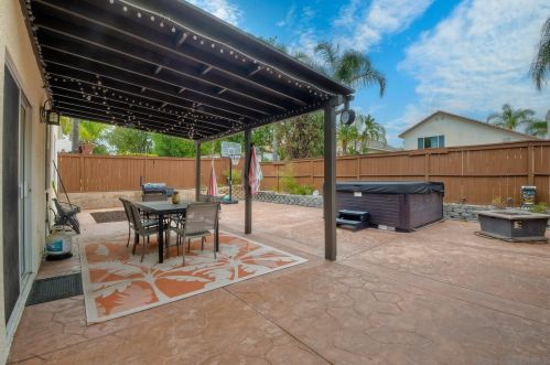 33551 Maplewood Ct, Temecula CA  92592-1832 exterior