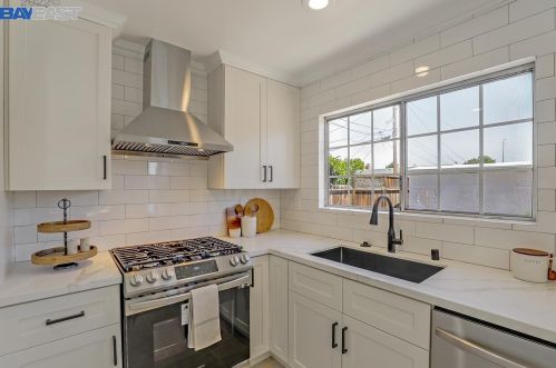 7865 Tamarack Dr, Pleasanton CA  94568-1549 exterior