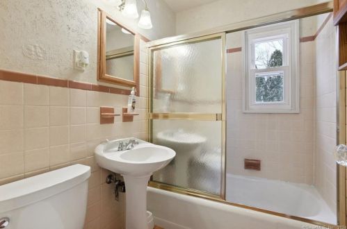 4 Fairway Ln, Norwich CT  06360-7006 exterior