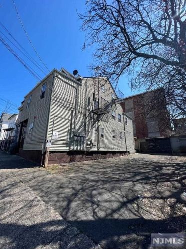 76 Lafayette St, Paterson NJ  07501-1110 exterior