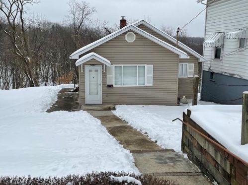 954 7th Street Ext, New Kensington, PA 15068-5138