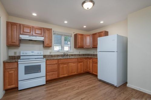 56 School St, Manchester, CT 06042-2013