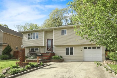25 Park Pl, Copiague, NY 11726-4118