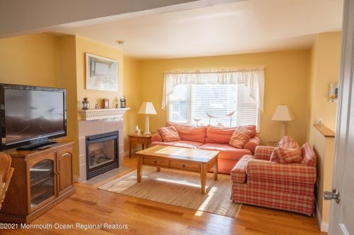 126 Bayberry Rd, Lavallette NJ  08735-3307 exterior
