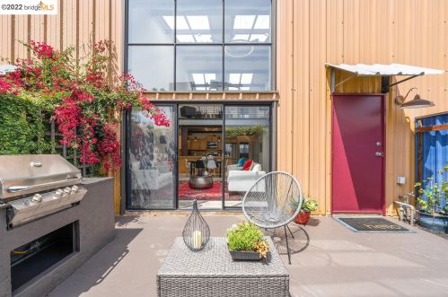 2858 Helen St, Oakland CA  94608-4028 exterior