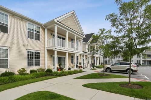 726 Center Meadow Ln, Danbury, CT 06810
