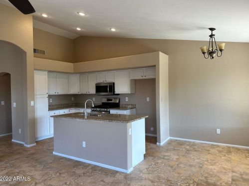 3253 Casitas Del Rio Dr, Phoenix, AZ 85027-7015