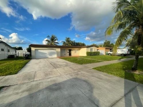 8561 178th St, Hialeah, FL 33015-3532