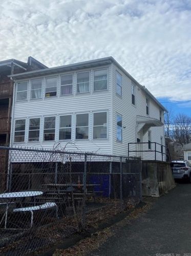 56 Grove St, Middletown CT  06457-2221 exterior