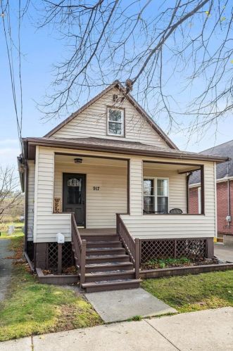 917 Oakland Ave, Green Bay, WI 54304-2618