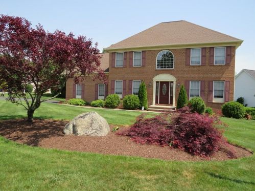 28 Millers Brook Dr, Cumberland RI  02864-6133 exterior