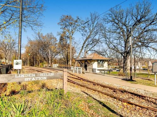 3948 Ewing Ave, Minneapolis MN 55410-1019 exterior