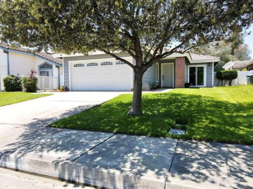 42137 Teatree Ct, Temecula CA  92591-3825 exterior