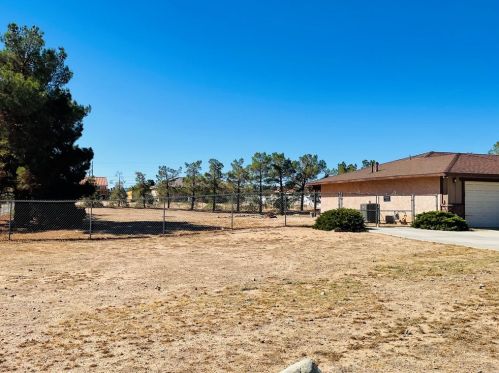 15383 Jasmine St, Victorville, CA 92395-9649