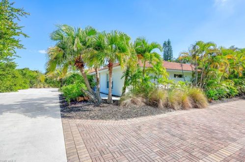 300 Country Clb Dr, Naples FL 34110-1144 exterior