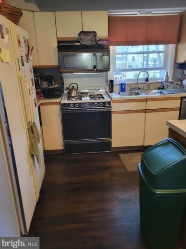 2805 Waterford Dr, Riverton NJ  08077-4424 exterior