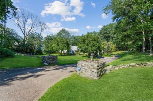 59 Old Orchard Ln, Stamford, CT 06903-3818