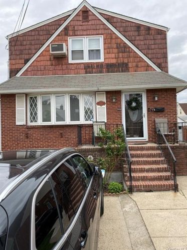 524 3rd St, New Hyde Park, NY 11040-2832