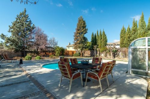 2070 Carousel Dr, Hollister CA  95023-5665 exterior