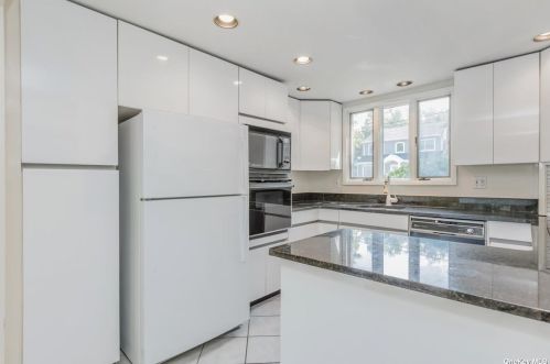 10 Butler Pl, Northport, NY 11768-1205