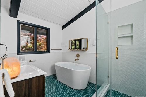 74 Greenwood Ln, White Plains NY  10607-1020 exterior