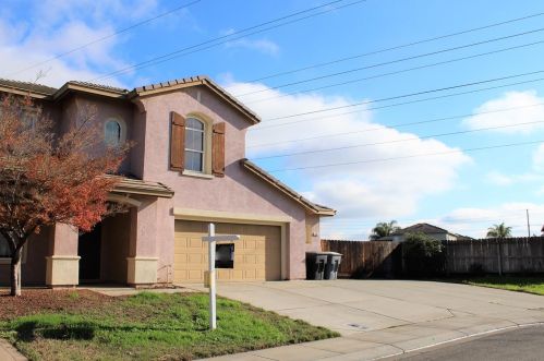 5202 Harness Ct, Riverbank, CA 95367-9570