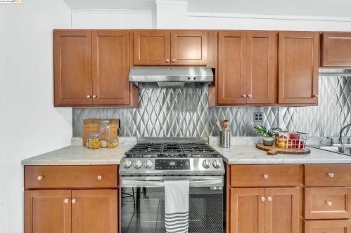 1042 Foothill Blvd, Oakland CA  94606-3016 exterior