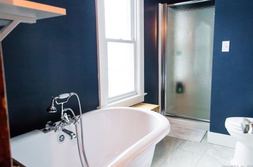 25 Curtis Ave, Wallingford CT 06492-3708 exterior