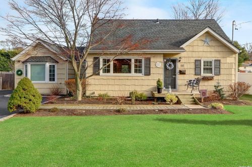 55 Gladstone Ave, West Islip, NY 11795-3624
