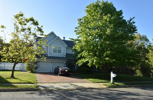 7 Crown Cir, Lakewood, NJ 08701-7388