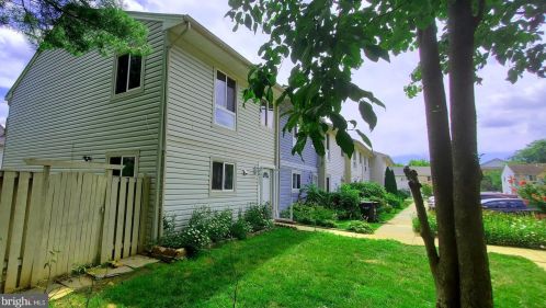 425 Reneau Way, Herndon VA  20170-4521 exterior