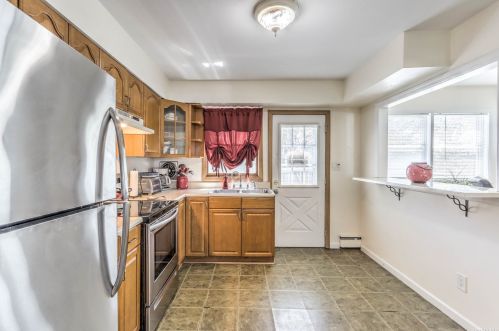 64 Kellum St, North Lindenhurst NY  11757-1514 exterior