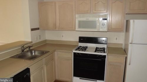 2537 Logan Wood Dr, Herndon VA  20171-4491 exterior