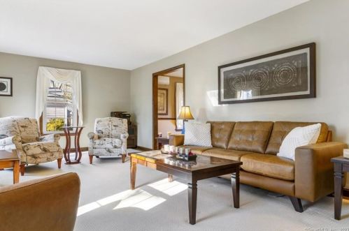 49 Beacon Hill Dr, Waterford, CT 06385-4107
