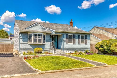 447 Heathcote Rd, North Lindenhurst, NY 11757-1819