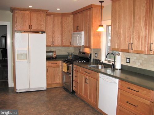 738 Bunker Hill Ave, Lawrence Township NJ  08648-4443 exterior