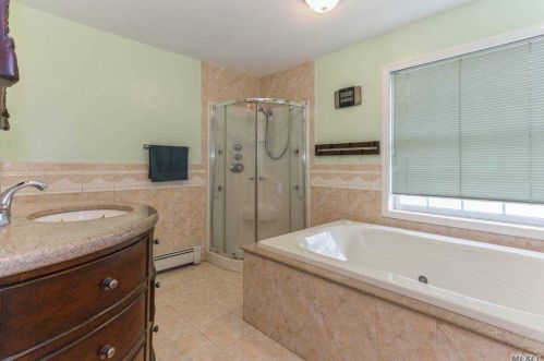 90 Primrose Dr, New Hyde Park NY  11040-2115 exterior