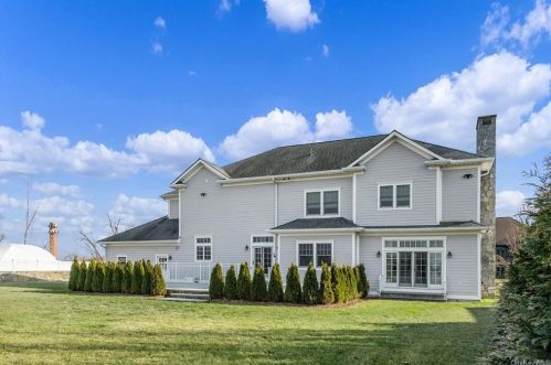 18 Hilltop Dr, Rye Brook NY  10573-5308 exterior