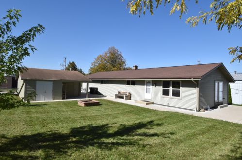 1411 Victoria Dr, Waukesha, WI 53189-7408