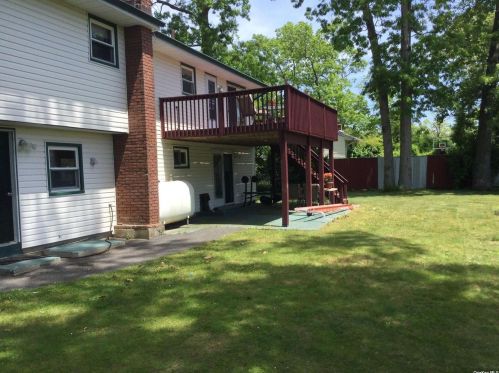 32 Pitcher St, Babylon, NY 11704-1921