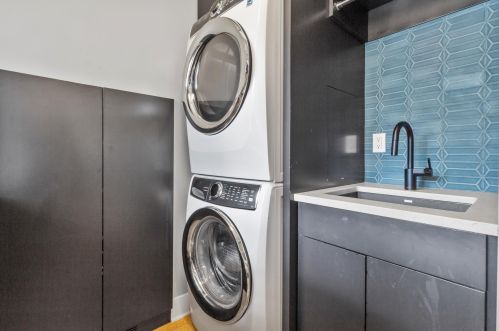 4101 Lk Dr, Milwaukee WI 53211-1720 exterior