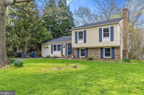 1557 Hiddenbrook Dr, Herndon, VA 20170-2817
