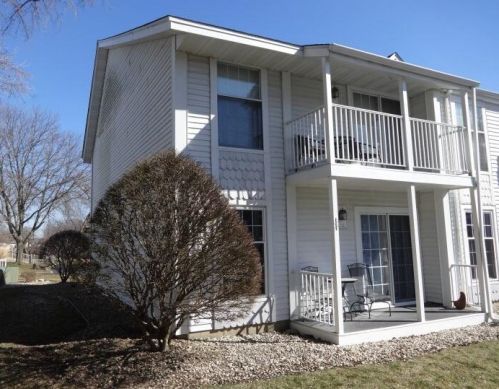 300 Foxwood Dr, Waterford WI  53185-4377 exterior